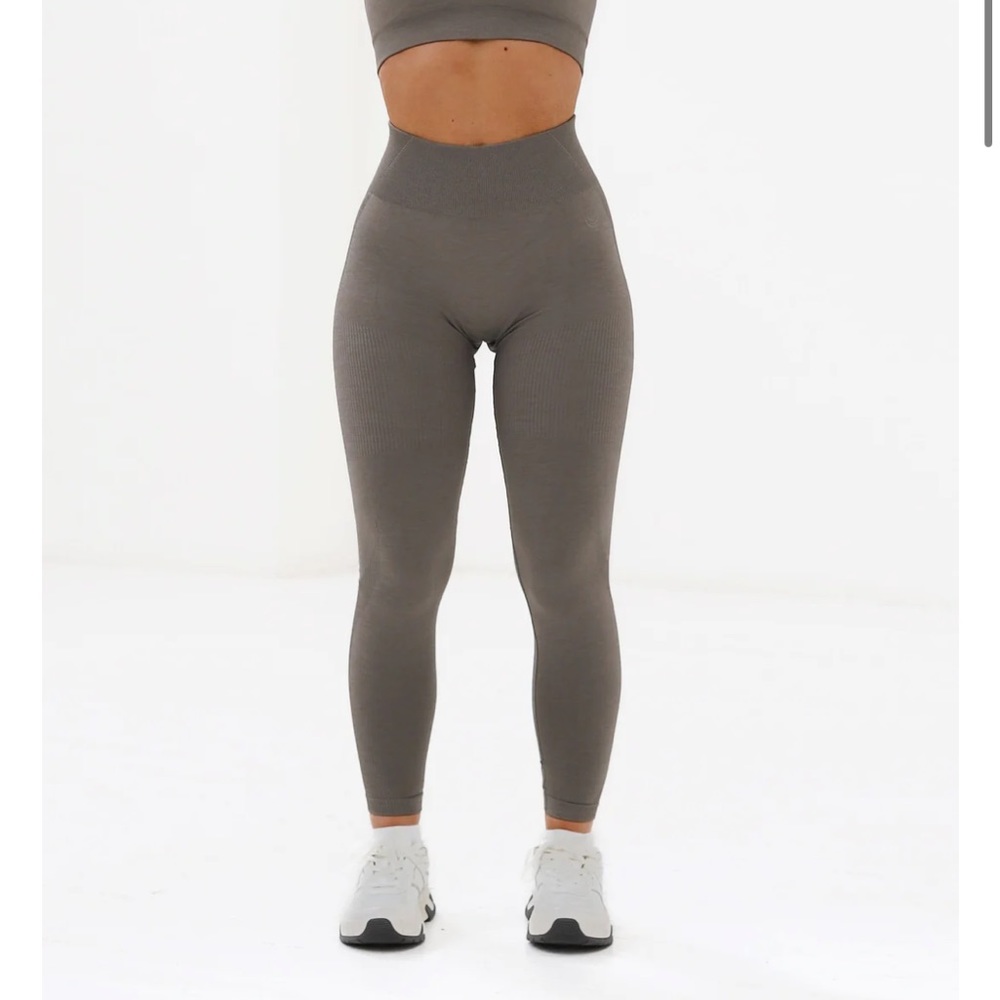 Lazuli Label Scrunch Seamless Ribbed Contour Leggings in Truffle Brown size M